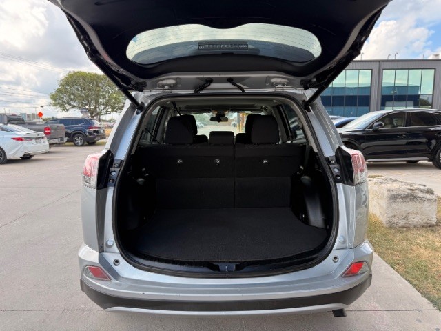 Toyota RAV4 Vehicle Full-screen Gallery Image 06