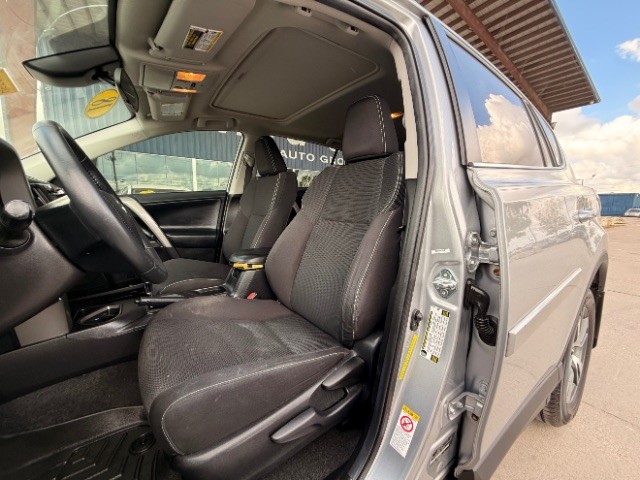Toyota RAV4 Vehicle Full-screen Gallery Image 08
