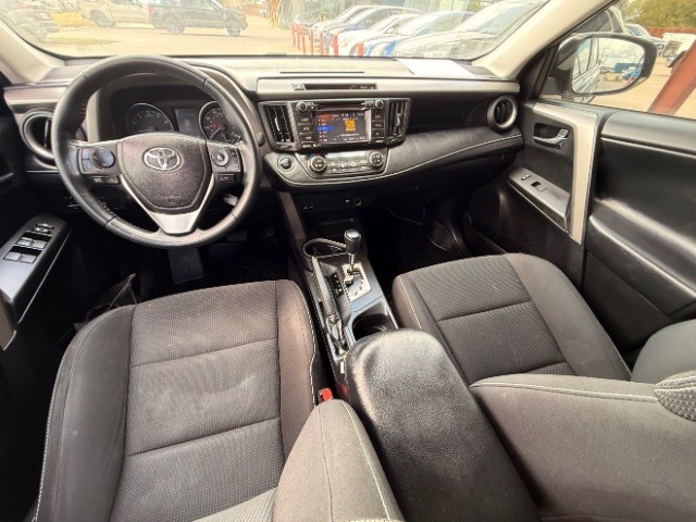 Toyota RAV4 Vehicle Full-screen Gallery Image 10