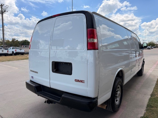 GMC Savana Cargo Van Vehicle Full-screen Gallery Image 04