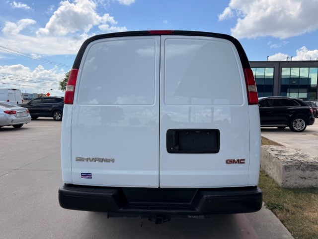 GMC Savana Cargo Van Vehicle Full-screen Gallery Image 05