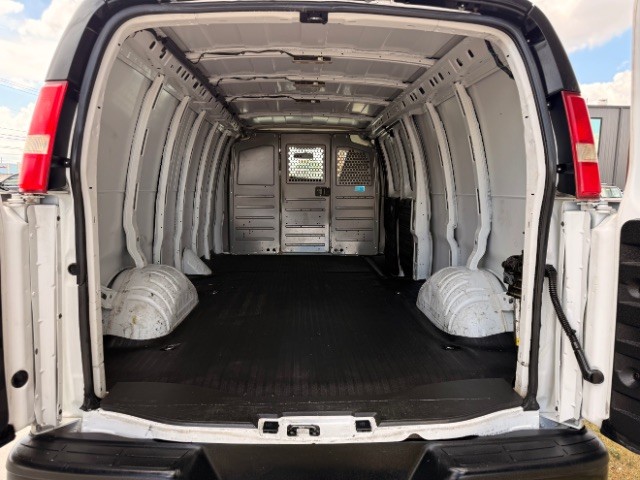 GMC Savana Cargo Van Vehicle Full-screen Gallery Image 06