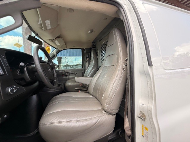 GMC Savana Cargo Van Vehicle Full-screen Gallery Image 07