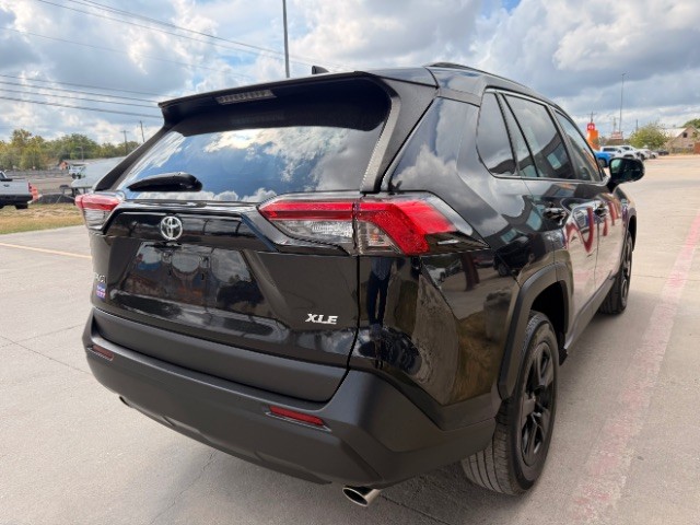 Toyota RAV4 Vehicle Full-screen Gallery Image 04