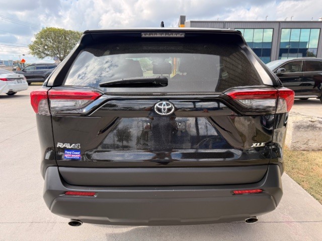 Toyota RAV4 Vehicle Full-screen Gallery Image 05