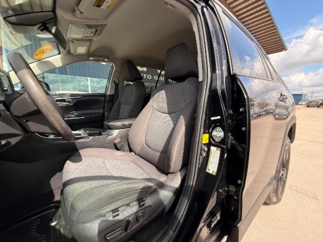 Toyota RAV4 Vehicle Full-screen Gallery Image 08