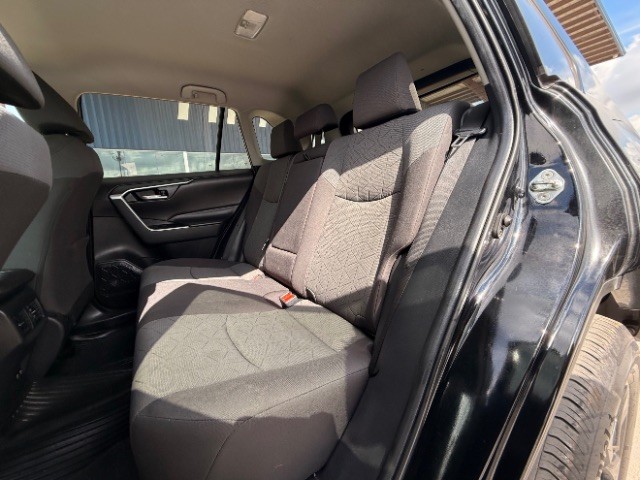 Toyota RAV4 Vehicle Full-screen Gallery Image 09