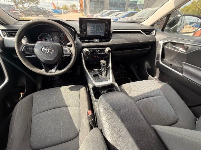 Toyota RAV4 Vehicle Full-screen Gallery Image 10
