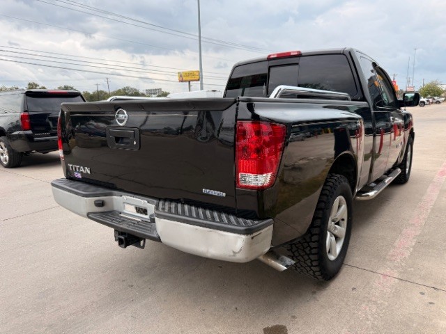 Nissan Titan Vehicle Full-screen Gallery Image 04