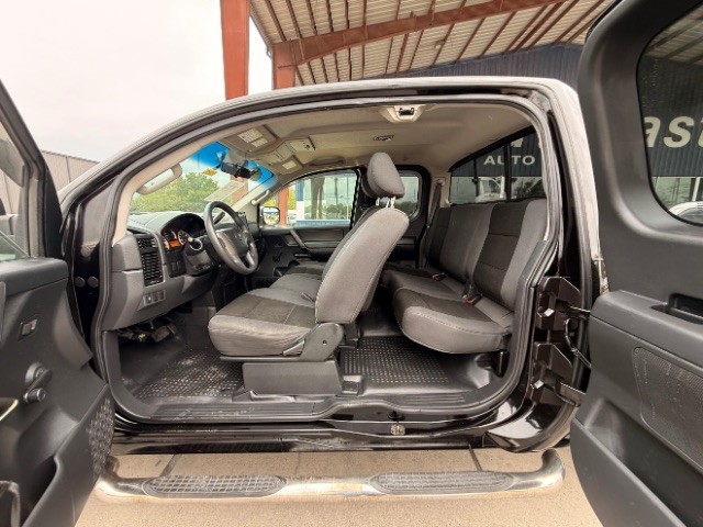 Nissan Titan Vehicle Full-screen Gallery Image 09