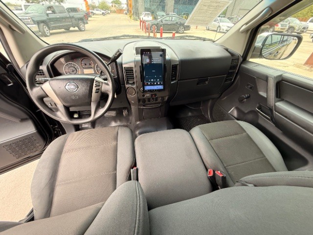 Nissan Titan Vehicle Full-screen Gallery Image 10