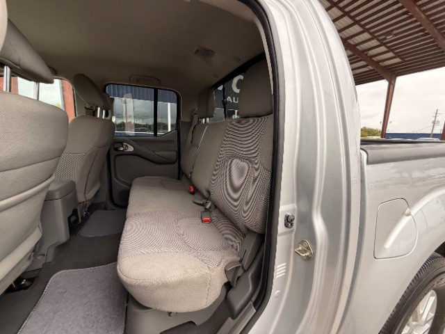 Nissan Frontier Vehicle Full-screen Gallery Image 08