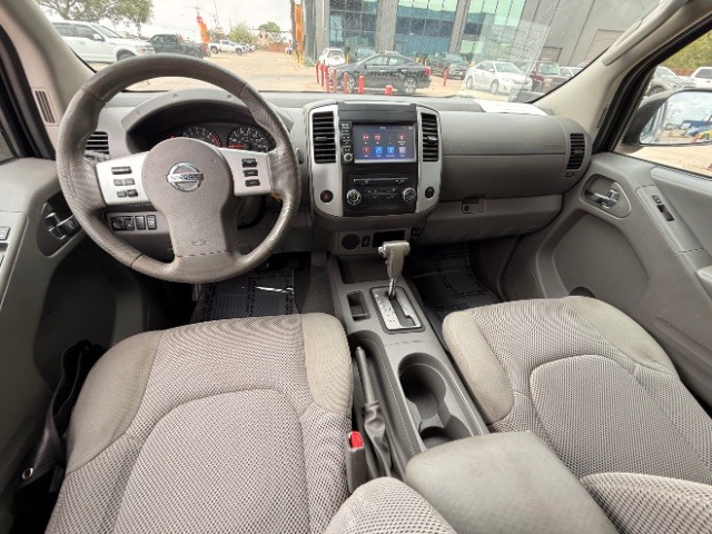Nissan Frontier Vehicle Full-screen Gallery Image 09