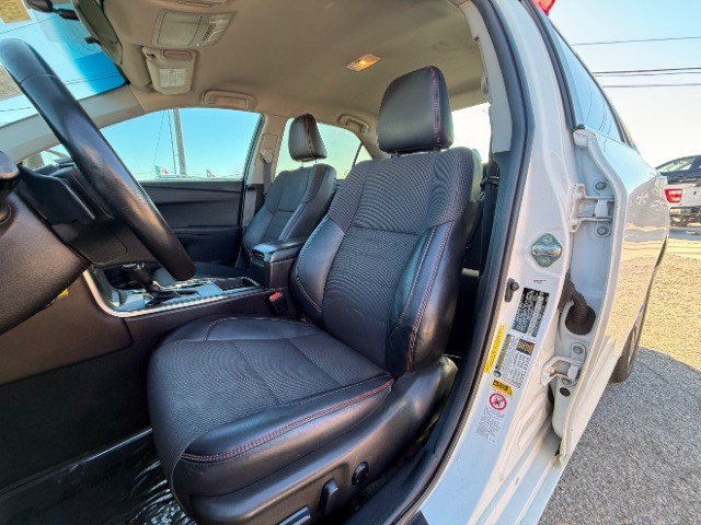 Toyota Camry Vehicle Full-screen Gallery Image 05
