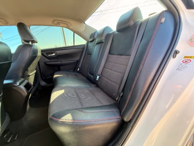 Toyota Camry Vehicle Full-screen Gallery Image 06