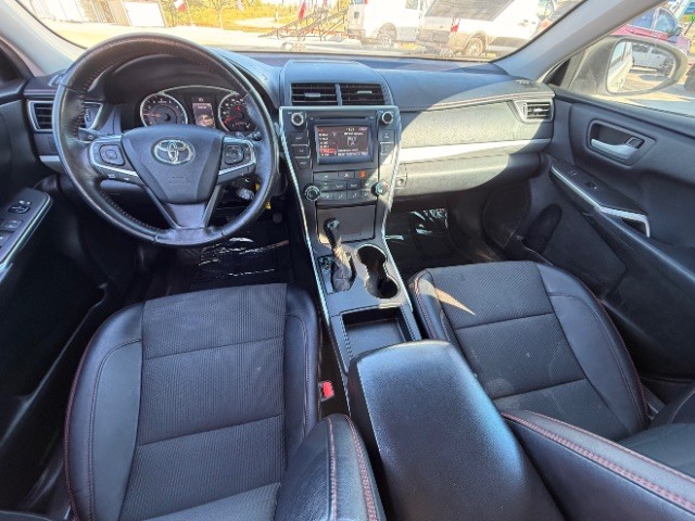 Toyota Camry Vehicle Full-screen Gallery Image 07