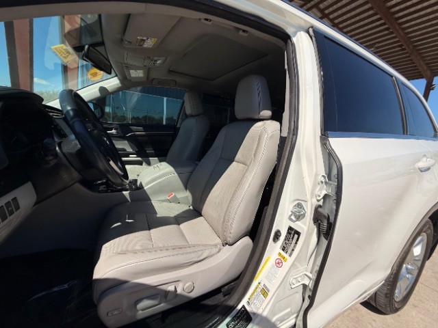 Toyota Highlander Vehicle Full-screen Gallery Image 08