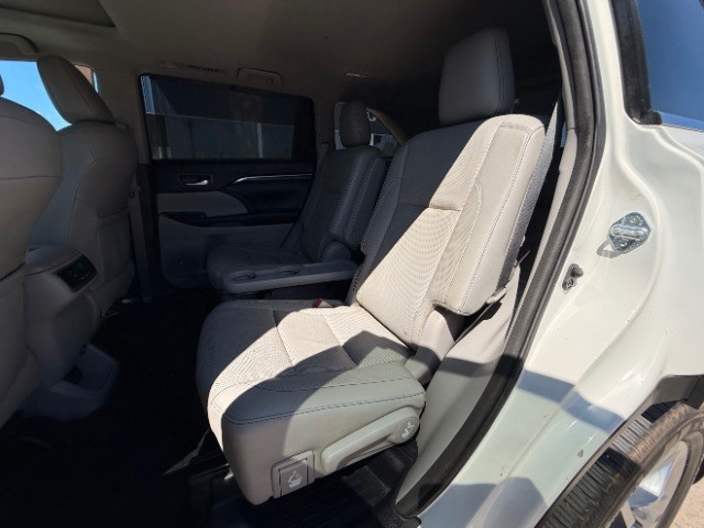 Toyota Highlander Vehicle Full-screen Gallery Image 09