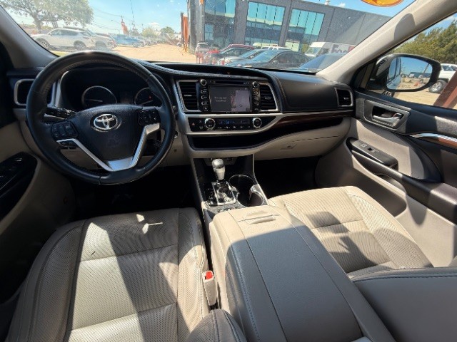 Toyota Highlander Vehicle Full-screen Gallery Image 11