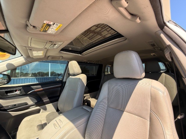 Toyota Highlander Vehicle Full-screen Gallery Image 12