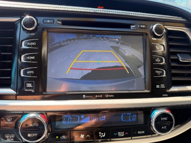 Toyota Highlander Vehicle Full-screen Gallery Image 13