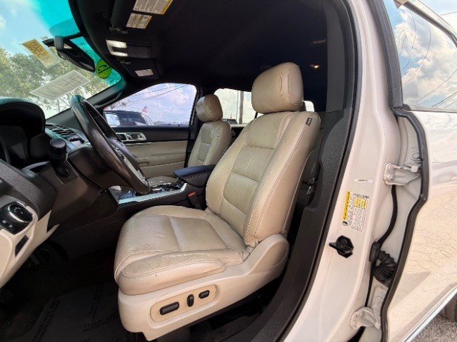 Ford Explorer Vehicle Full-screen Gallery Image 08