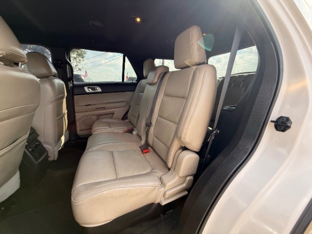 Ford Explorer Vehicle Full-screen Gallery Image 09