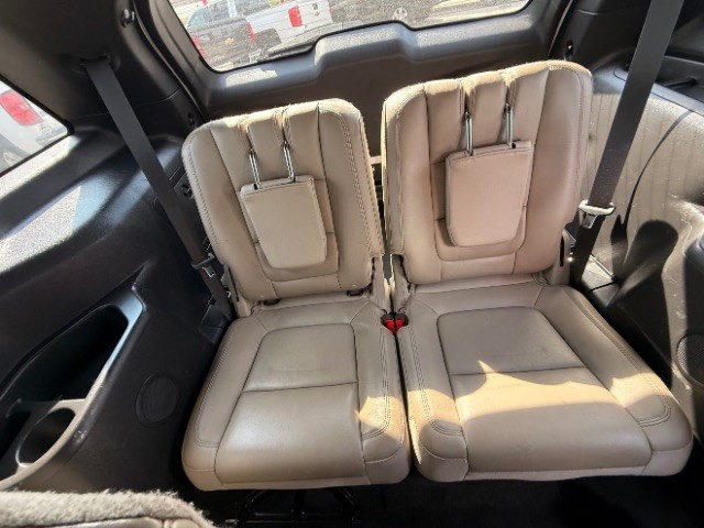 Ford Explorer Vehicle Full-screen Gallery Image 10