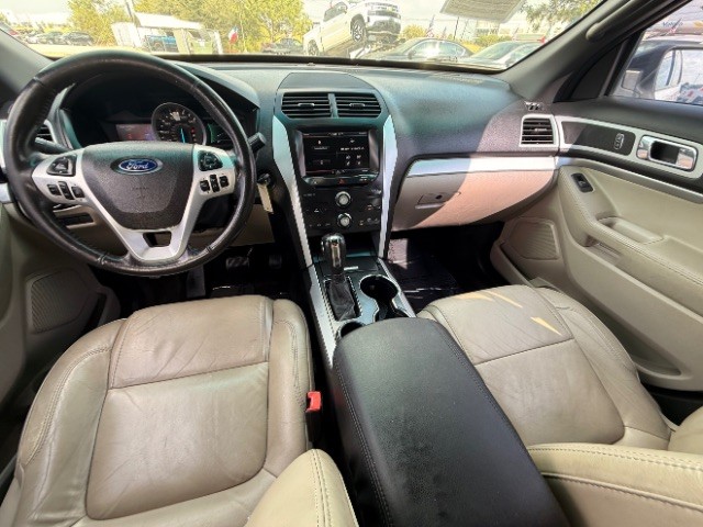Ford Explorer Vehicle Full-screen Gallery Image 11