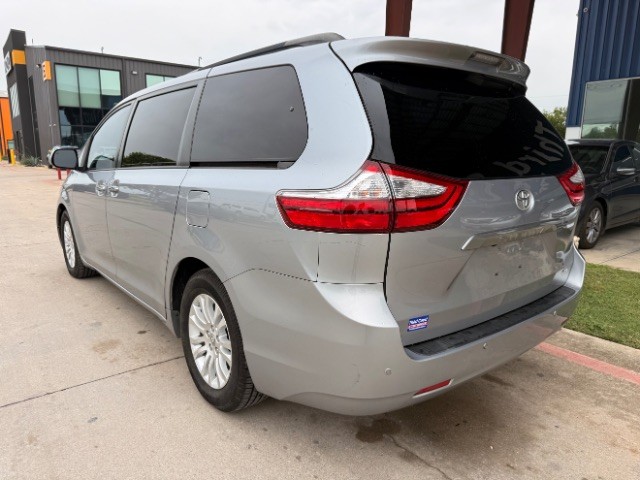 Toyota Sienna Vehicle Full-screen Gallery Image 03