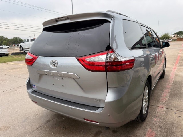 Toyota Sienna Vehicle Full-screen Gallery Image 04