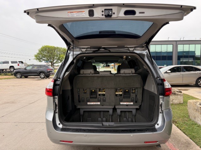 Toyota Sienna Vehicle Full-screen Gallery Image 06