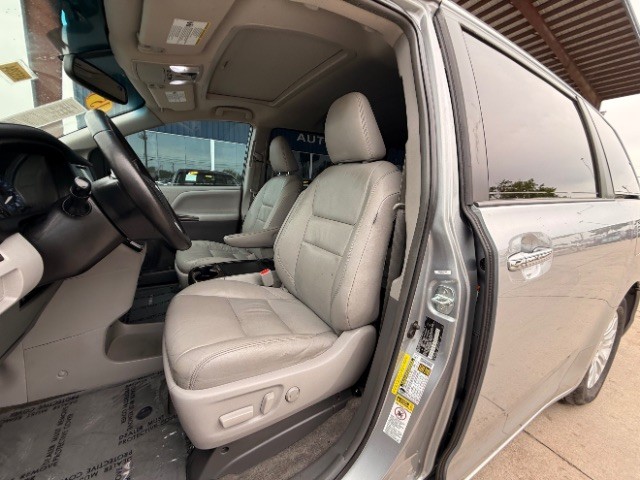 Toyota Sienna Vehicle Full-screen Gallery Image 08