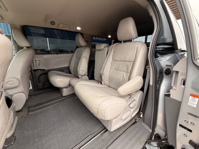 Toyota Sienna Vehicle Full-screen Gallery Image 09