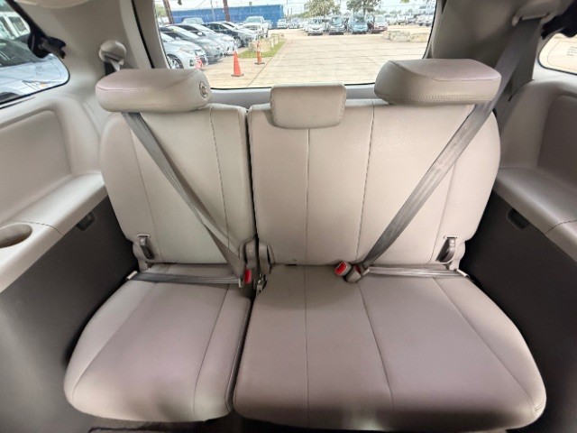 Toyota Sienna Vehicle Full-screen Gallery Image 10