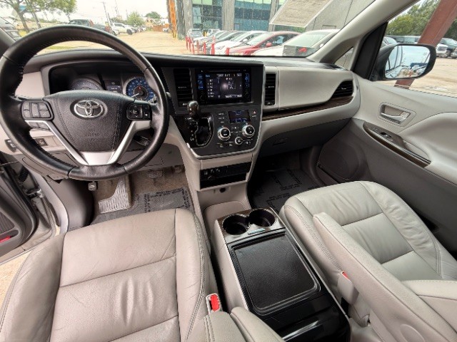 Toyota Sienna Vehicle Full-screen Gallery Image 11