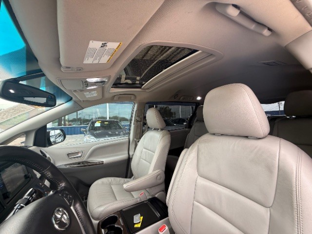Toyota Sienna Vehicle Full-screen Gallery Image 12