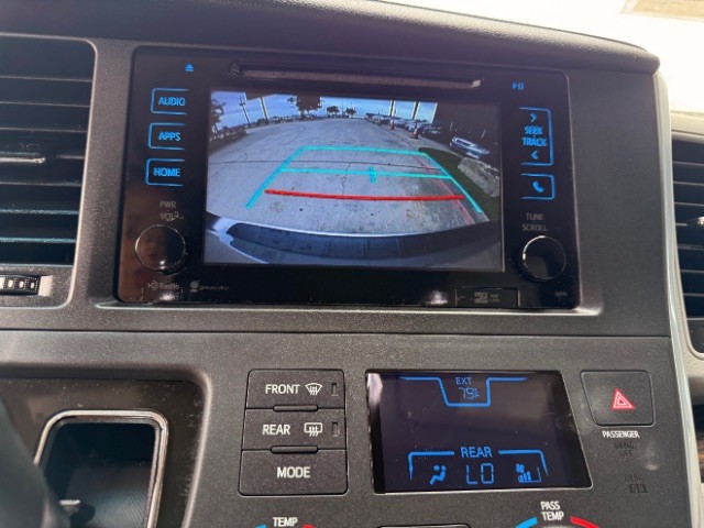 Toyota Sienna Vehicle Full-screen Gallery Image 13