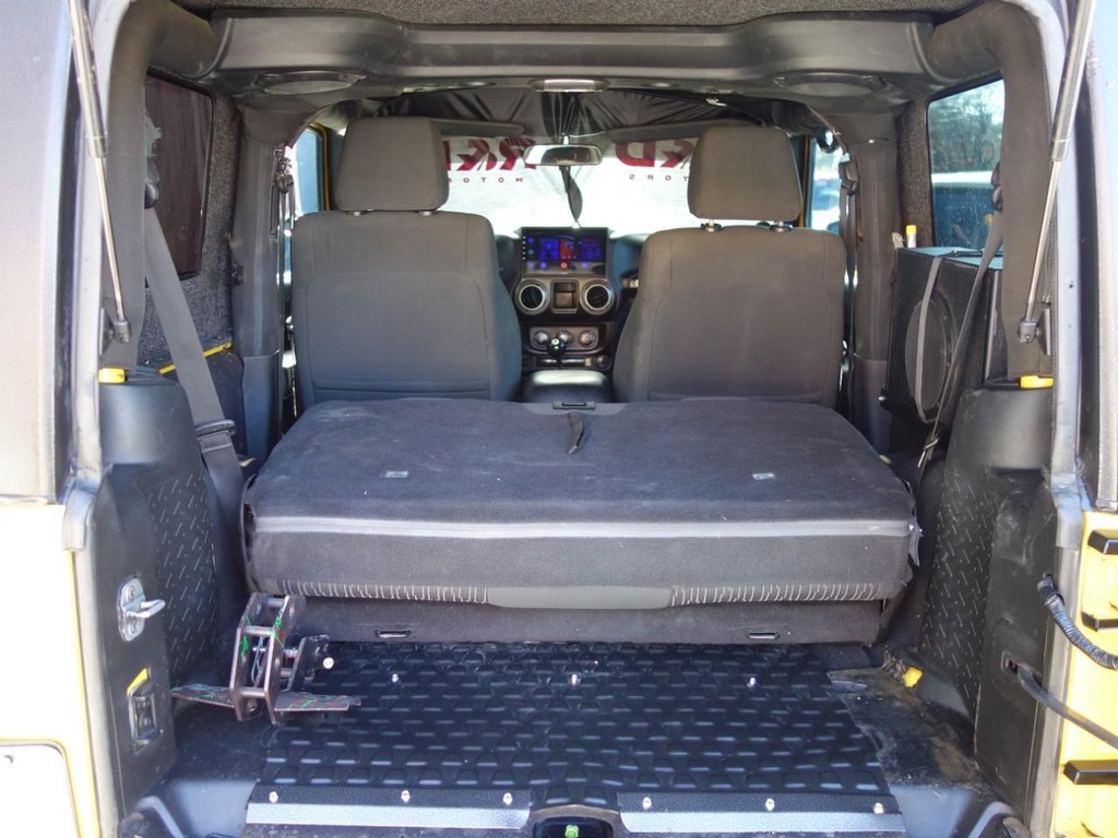 Jeep Wrangler Vehicle Full-screen Gallery Image 21
