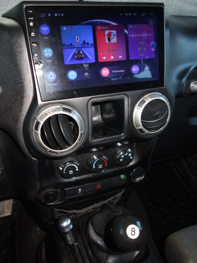 Jeep Wrangler Vehicle Full-screen Gallery Image 12