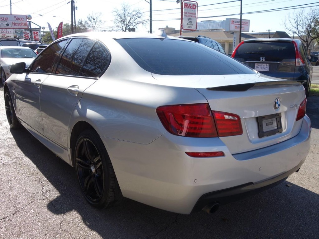 BMW 5 Series Vehicle Full-screen Gallery Image 05