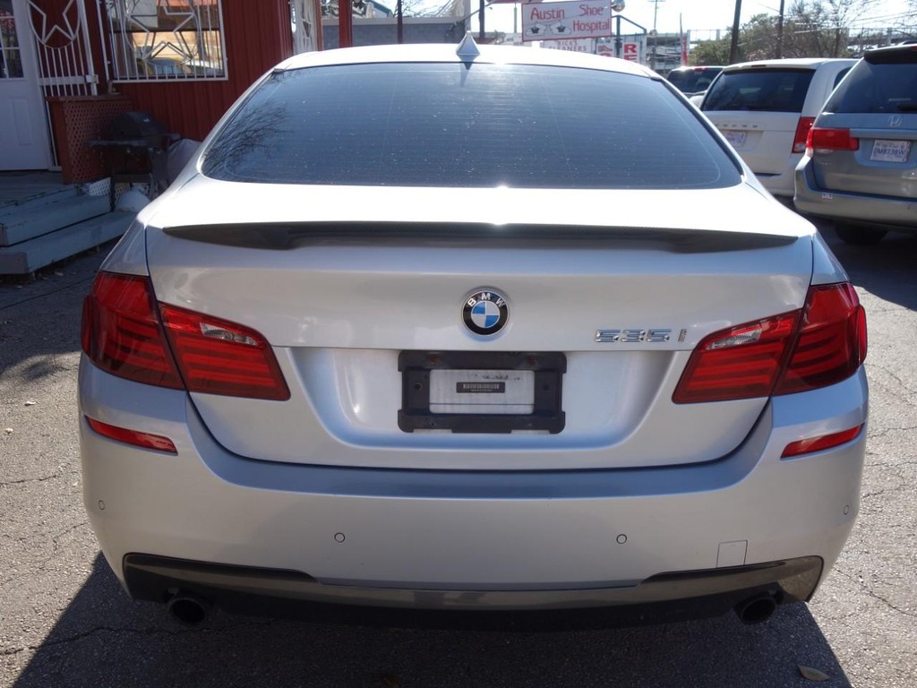 BMW 5 Series Vehicle Full-screen Gallery Image 06