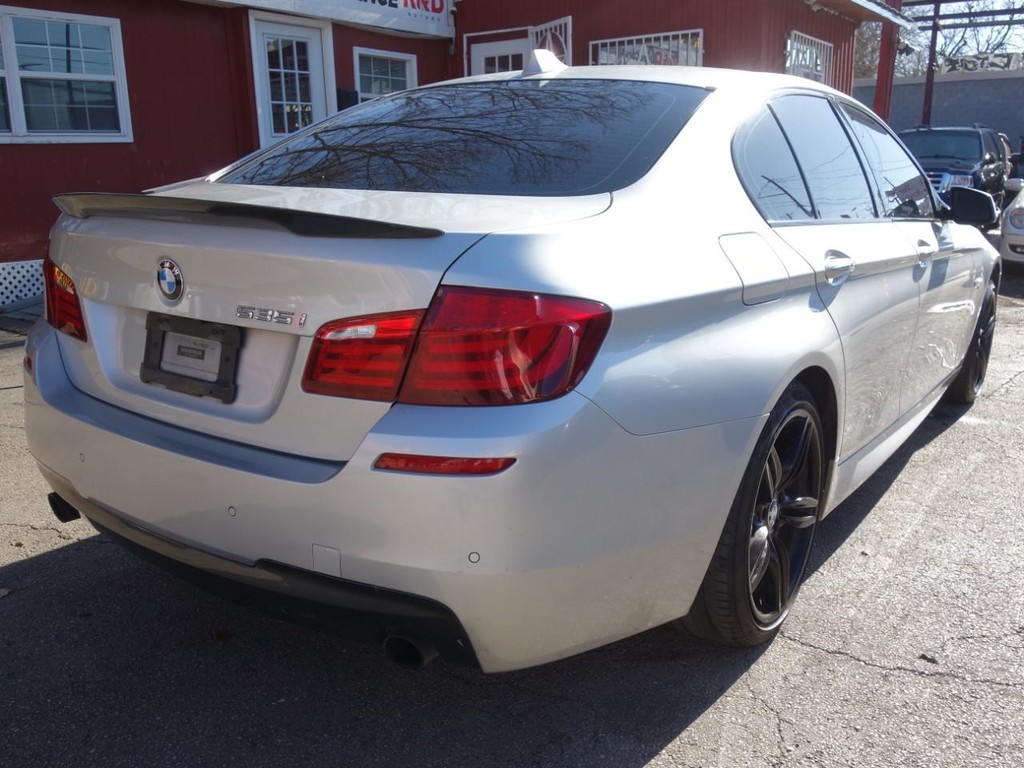 BMW 5 Series Vehicle Full-screen Gallery Image 07