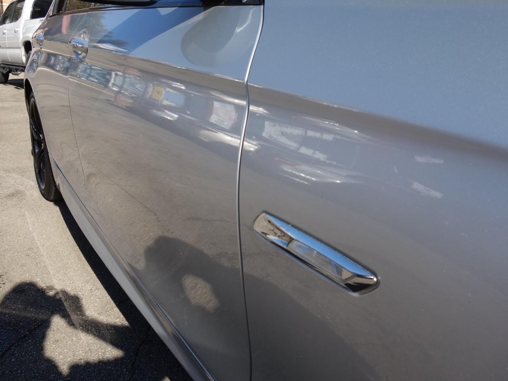 BMW 5 Series Vehicle Full-screen Gallery Image 09