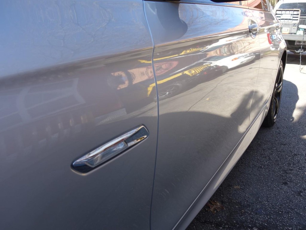 BMW 5 Series Vehicle Full-screen Gallery Image 10