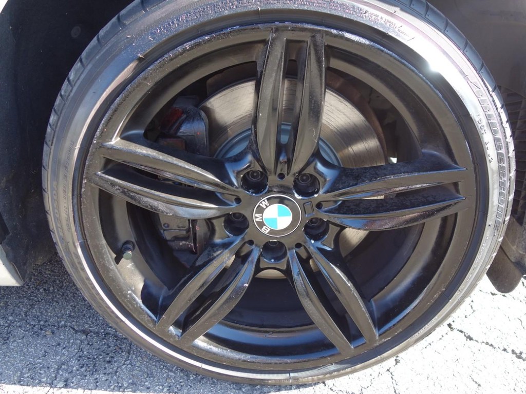 BMW 5 Series Vehicle Full-screen Gallery Image 11