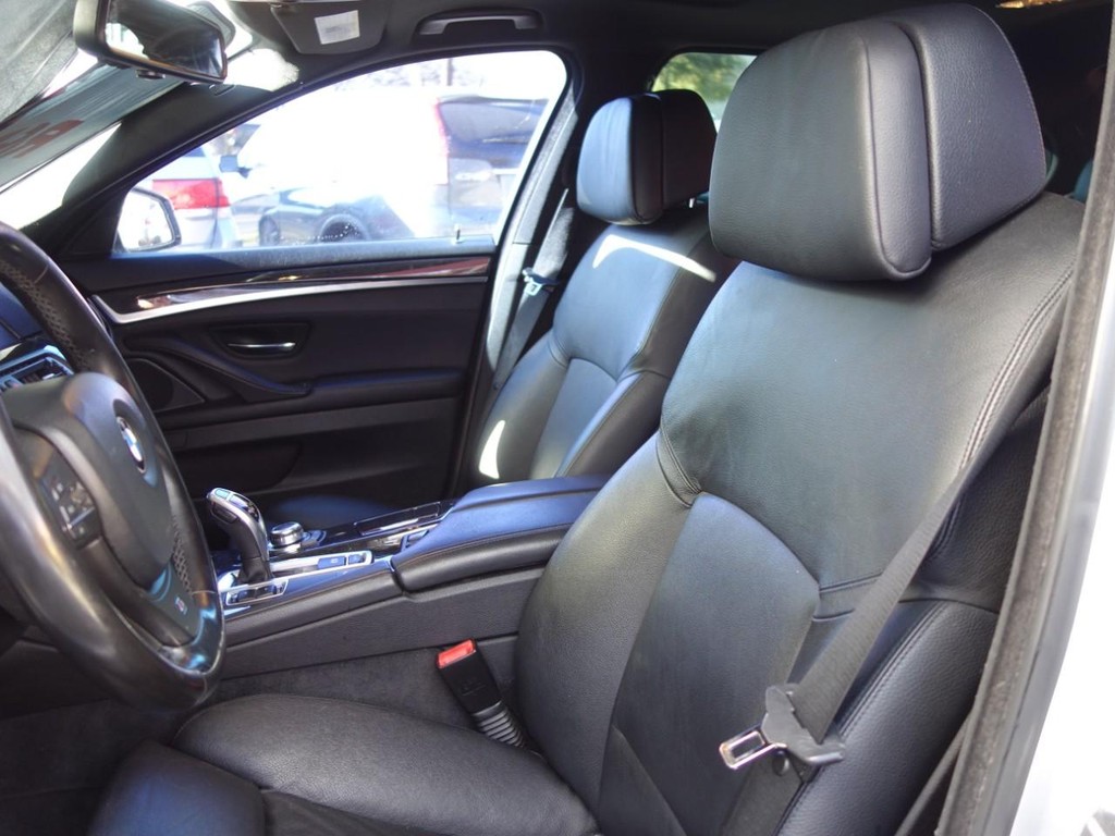 BMW 5 Series Vehicle Full-screen Gallery Image 14