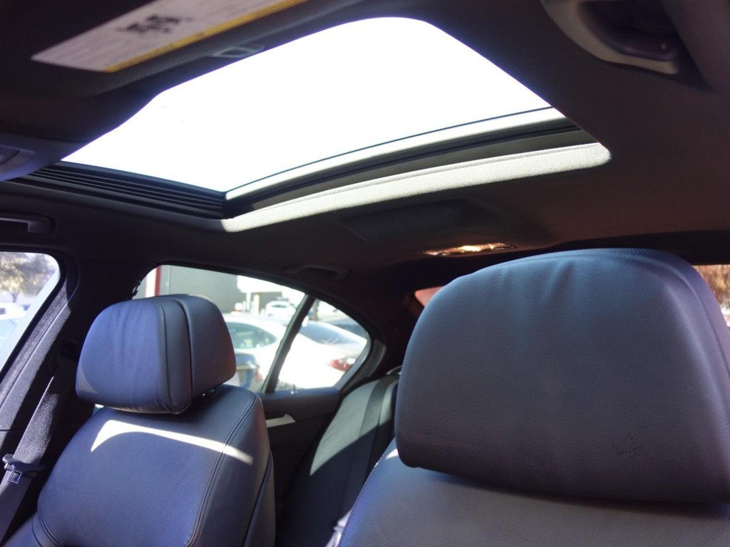 BMW 5 Series Vehicle Full-screen Gallery Image 15