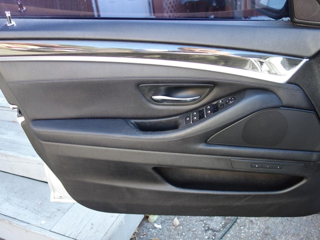 BMW 5 Series Vehicle Full-screen Gallery Image 17