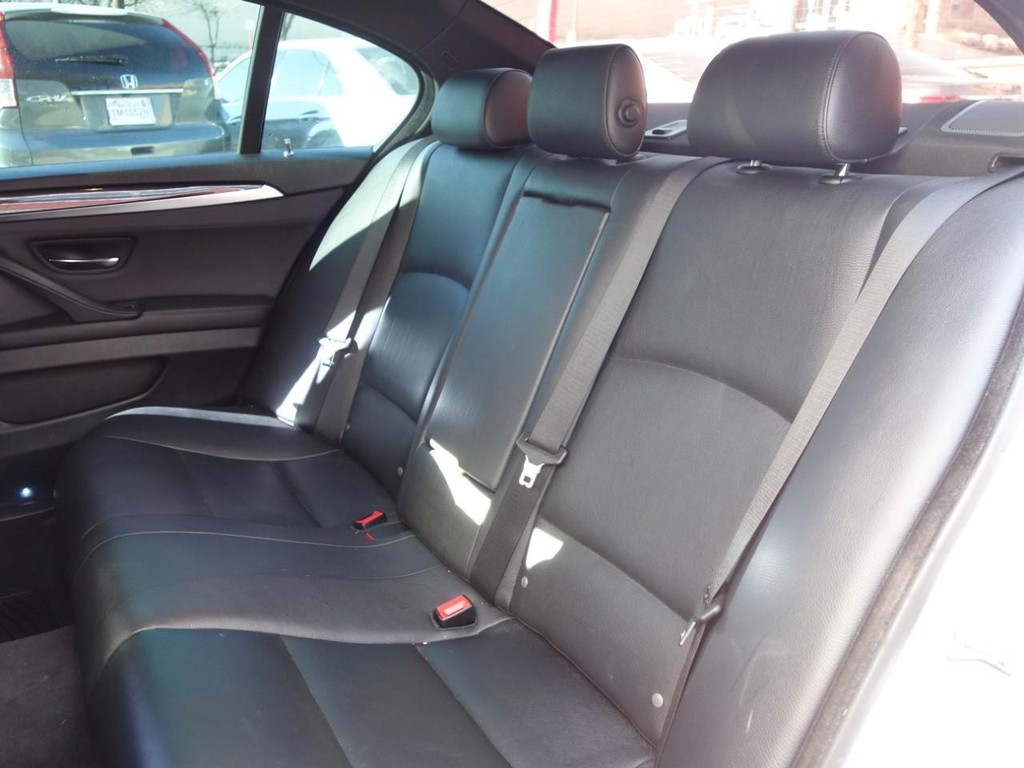 BMW 5 Series Vehicle Full-screen Gallery Image 18